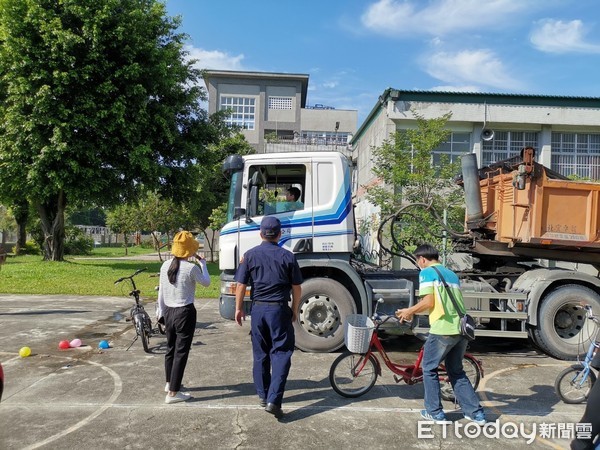 ▲屏東縣里港警分局到高樹田子國小宣導大型車內輪差視野死角，讓學童了體驗和車保持距離             。（圖／記者陳崑福翻攝）