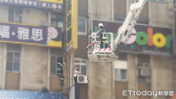 ▲▼台北市忠孝東路四段，忠孝sogo對面大樓，一名婦人卡在大樓外牆三樓。（圖／記者黃彥傑攝）
