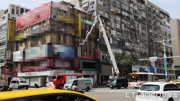 ▲▼台北市忠孝東路四段，忠孝sogo對面大樓，一名婦人卡在大樓外牆三樓。（圖／記者黃彥傑攝）