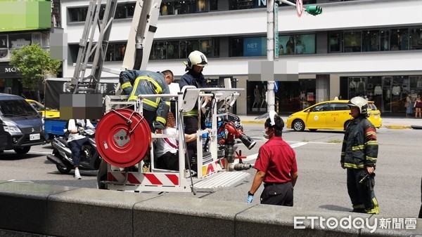 ▲▼台北市忠孝東路四段，忠孝sogo對面大樓，一名婦人卡在大樓外牆三樓。（圖／記者黃彥傑攝）