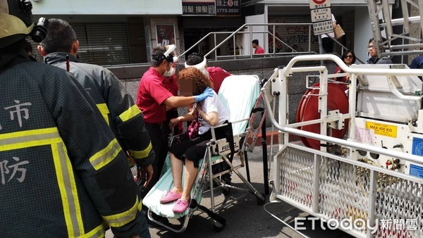 ▲▼台北市忠孝東路四段，忠孝sogo對面大樓，一名婦人卡在大樓外牆三樓。（圖／記者黃彥傑攝）