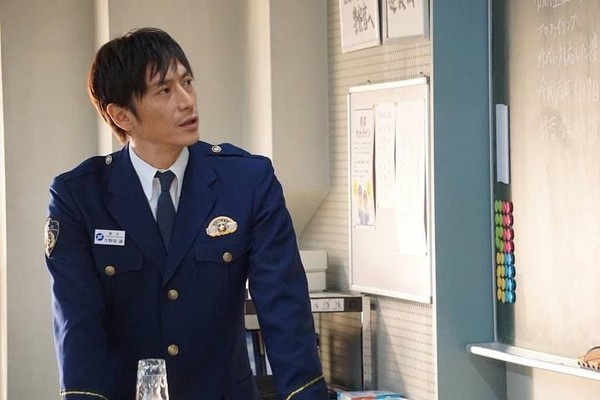 伊勢谷友介在日劇《未滿警察》飾演警察學校教官，因呼麻被捕讓該劇結局無法在影音平台上架。（翻攝自model press）