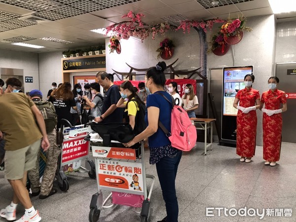 ▲金大溫馨接機活動，新生類出國跨海來報到 。（圖／記者林名揚翻攝）