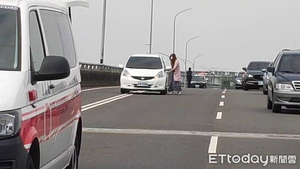 ▲綠色絲巾姊見車禍顧傷者。（圖／讀者提供）