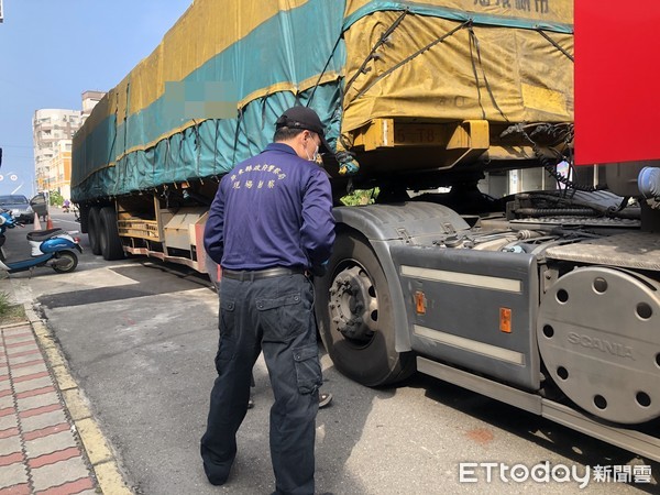 ▲▼屏東枋山死亡車禍，死者遺體險些被輾成兩截。（圖／記者吳奕靖翻攝）