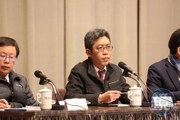 總統府發言人丁允恭劈腿遭爆料。