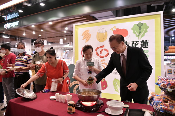 ▲徐榛蔚北上推出「榛蔚廚房」，全力推廣花蓮精品農特產。（圖／花蓮縣政府提供）