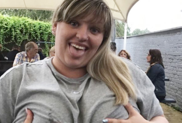 ▲英國沃里克郡（Warks）26歲女子黛比（Debbie Horton）胸部達到「42I」的尺寸。（圖／翻攝gofundme）