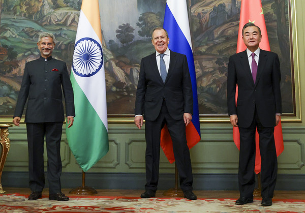 中國外長王毅與印度外長蘇傑生發表聯合聲明。（圖／達志影像／美聯社）
