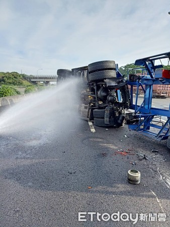 ▲▼國道一號台南麻豆段大型槽車翻覆。（圖／記者林悅翻攝）