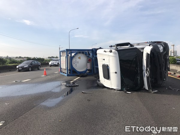 ▲▼國道一號台南麻豆段大型槽車翻覆。（圖／記者林悅翻攝）