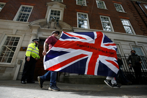 ▲▼英國民眾在歐盟委員會辦公室外高舉國旗，抗議脫歐。（圖／路透）