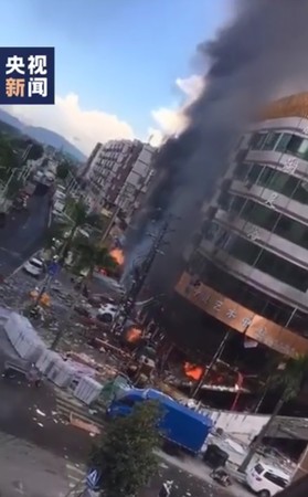 ▲珠海一間酒店附近發生爆炸。（圖／翻攝自央視）
