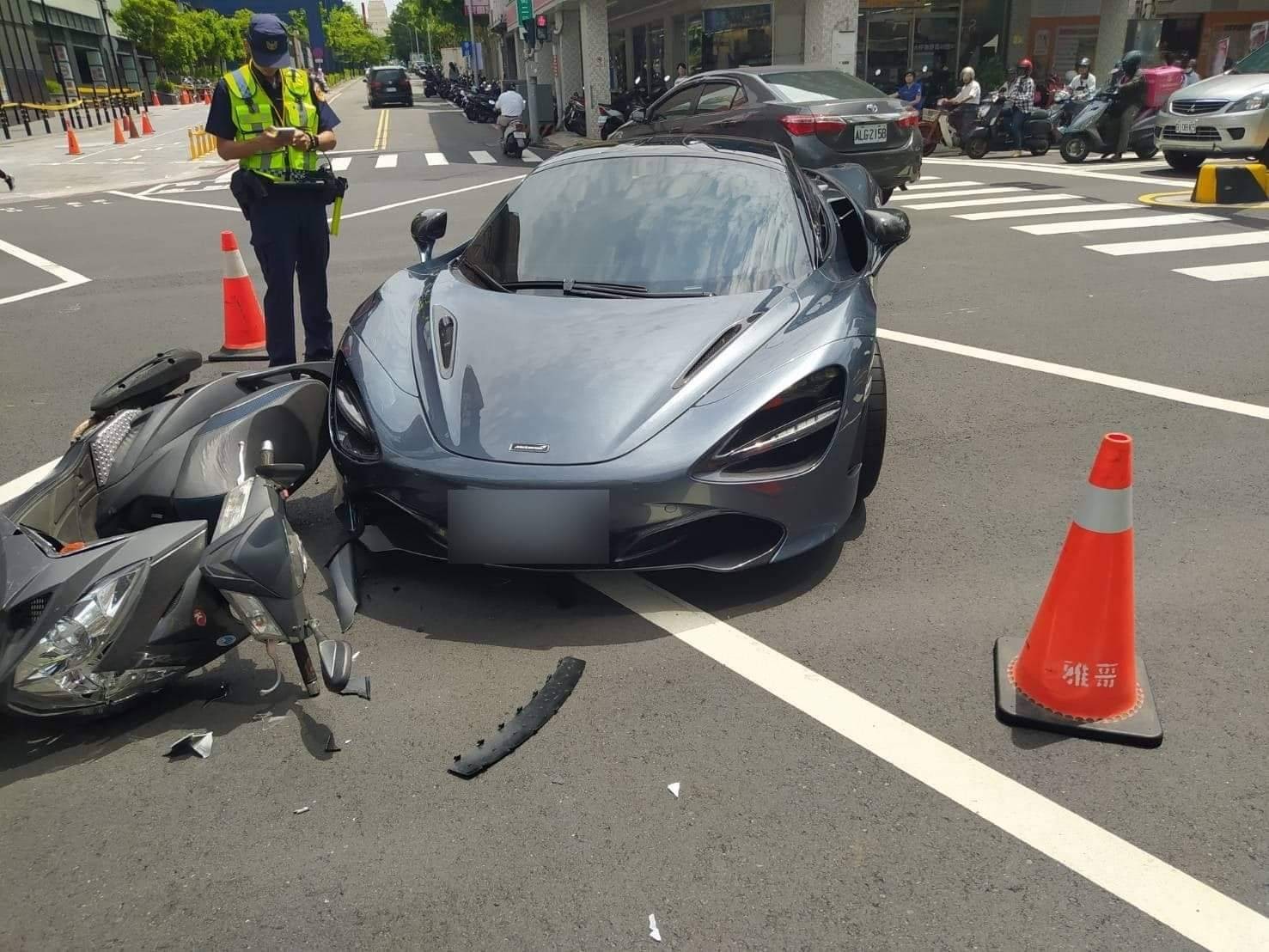 1580萬麥拉倫車頭撞出大洞 直行機車躺地騎士受傷網驚 代誌大條 Ettoday社會新聞 Ettoday新聞雲
