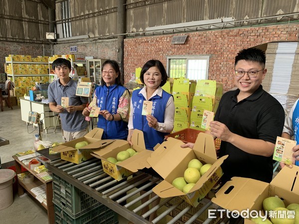 ▲雲林縣農產品外銷政見逐步落實，縣府積極為縣內農特產品爭取內外銷通路，今(11)日於斗六重光果園舉行文旦外銷封櫃儀式。（圖／記者蔡佩旻攝）