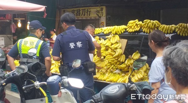 ▲桃園市南門市場11日上午有攤商將香蕉擺滿休旅車上，遠看有如靈車，警方趕往處理。（圖／記者沈繼昌翻攝）