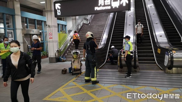 ▲▼女童搭乘手扶梯腳被夾住。（圖／記者黃彥傑攝）