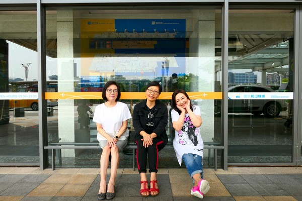 ▲▼馬宜中、鄭怡、王新蓮相隔40年重返松山機場拍照。（圖／中華音樂人交流協會提供）