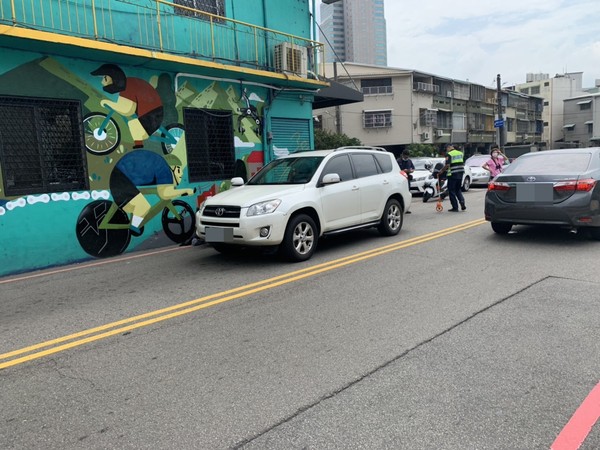▲▼台中女騎士慘遭自小客車右側車門夾擊10分鐘。（圖／民眾提供）
