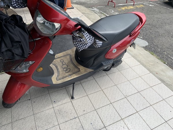 ▲▼台中女騎士慘遭自小客車右側車門夾擊10分鐘。（圖／民眾提供）