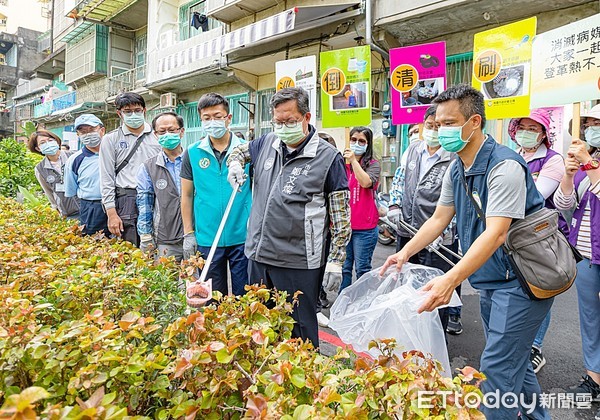 ▲為防杜桃園市登革熱疫情，市長鄭文燦12日率領志工在南門公園清除積水容器。（圖／記者沈繼昌翻攝）