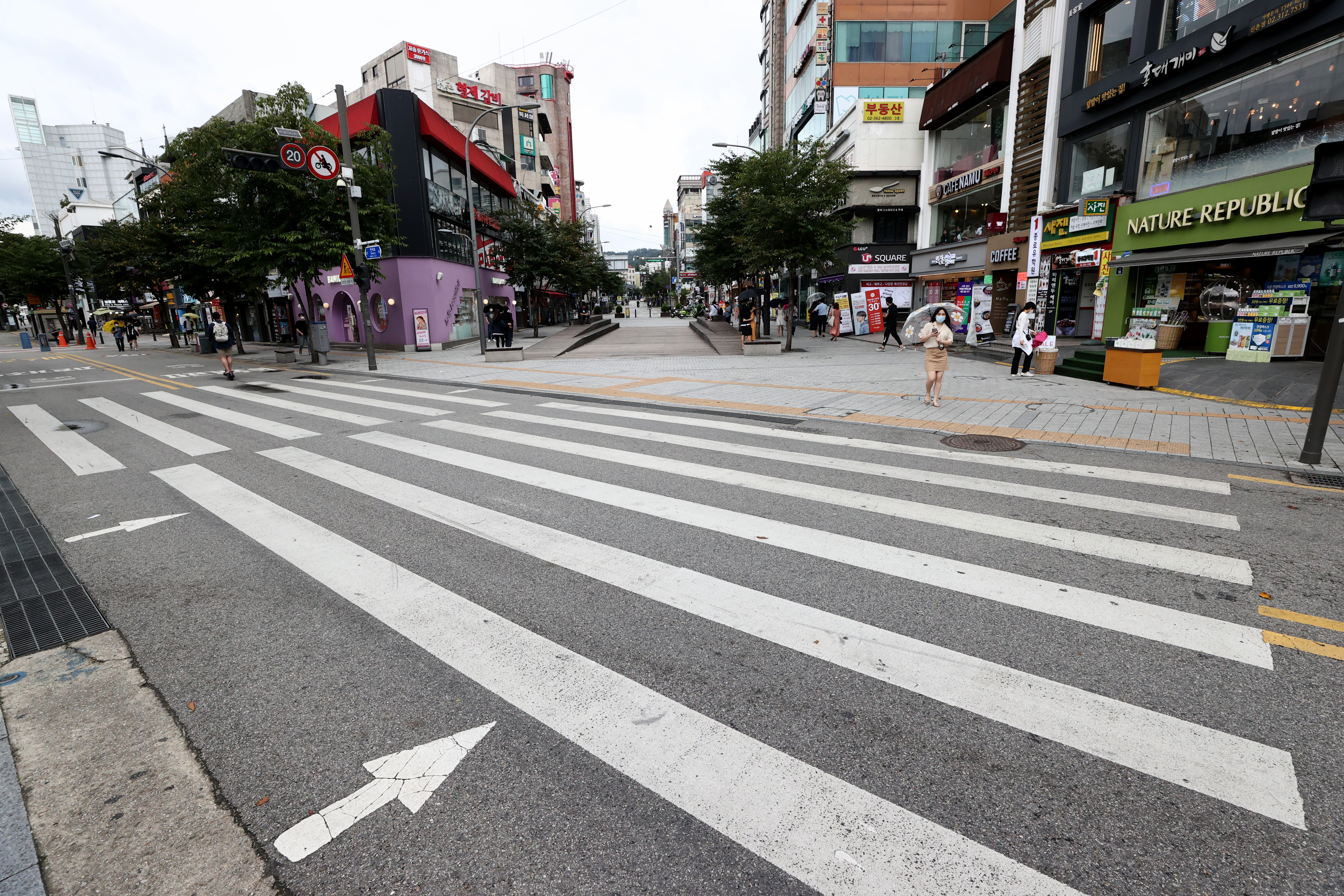 ▲▼南韓首爾新村街頭寂靜，不少店家、餐廳生意一落千丈。（圖／達志影像）