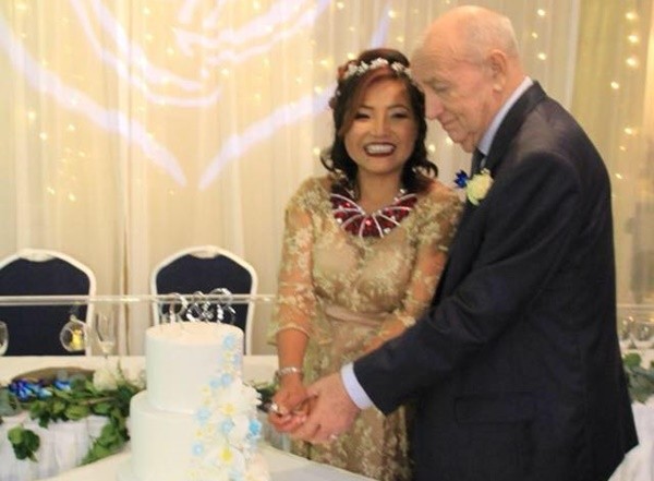 ▲澳洲69歲法官布萊恩（Brian Harrison）迎娶比自己年輕23歲的看護蘭佩（Rampai Harrison）。（圖／翻攝自Facebook／Rampai Harrison）