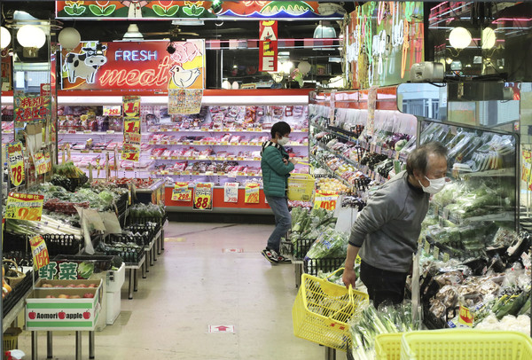 ▲日方非常關切台灣是否開放福島等5縣農產品及食品。圖為日本民眾在疫情期間於超市採購。（示意圖／達志影像／美聯社）