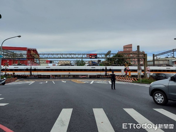 ▲一男乘客羅東月台疑不慎站太近，遭南下台東過羅東站不停的4080次太魯閣號（如圖）車側掃到，重傷送醫。（圖／記者游芳男攝）