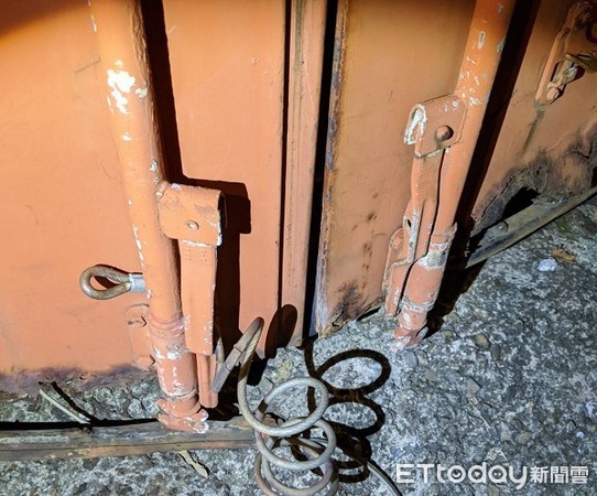 ▲倉儲貨櫃鏈鎖遭到人為撬開。（圖／桃園警分局提供）