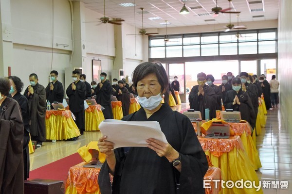 ▲台南市安平觀音亭今年中元普度，因受新冠疫情關係縮小規模，遂改辦「瑜珈焰口法會」，禮請到高雄佛教會理事長悟豪師父主持，透過誦地藏寶懺，「瑜珈焰口法會」等科儀式，祈求國泰民安，諸事平安。（圖／記者林悅翻攝，下同）