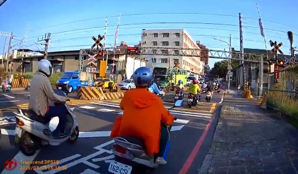 ▲平交道柵欄出現閃燈10機車未停遭罸。（圖／翻攝自桃園人桃園市生活分享靠北社群）