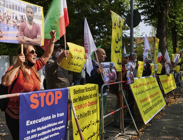 ▲示威者在伊朗駐德國大使館前抗議納維德．阿夫卡里（Navid Afkari）遭到處決。（圖／達志影像／美聯社）