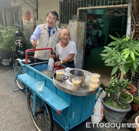 ▲台南永康88歲豆花伯，１碗豆花僅賣20元，竟遭嫌貴惡意棄單！事件發生後引起各界譁然不捨，台南市長黃偉哲還親自前往慰問打氣。（圖／記者林悅翻攝，下同）