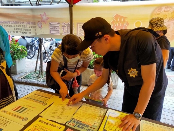 ▲▼內湖警結合愛心園遊會，強化防詐騙、交通安全宣導。（圖／台北市政府）