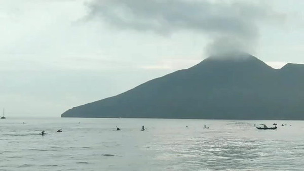 ▲▼借道頭城外澳衝浪區到龜山島「牛奶海」大玩，61名立漿玩家將挨罰。（圖／讀者提供，下同）