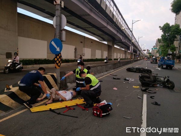 ▲▼永和一名殘障機車騎士與另台機車發生擦撞，雙雙噴飛受傷。（圖／記者陳豐德翻攝）