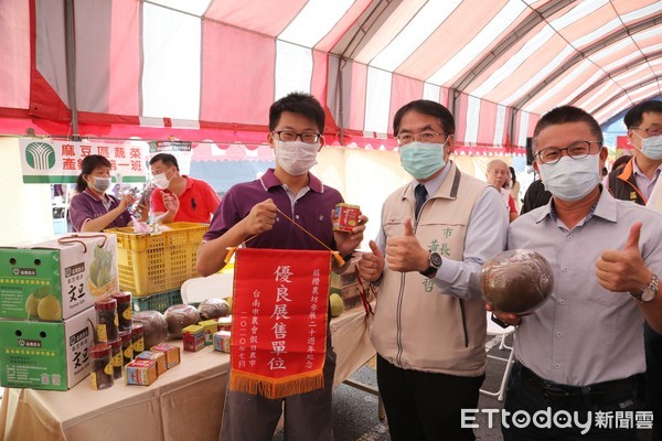 ▲台南市長黃偉哲，台南最大假日農市除有好吃的文旦柚，現場還有許多當季蔬果及加工品，歡迎民眾踴躍到場選購優質的文旦及農產品。（圖／記者林悅翻攝，下同）