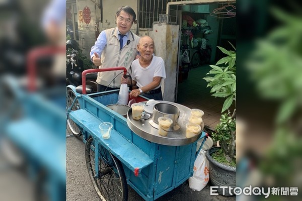 ▲台南永康88歲豆花伯，１碗豆花僅賣20元，竟遭嫌貴惡意棄單！事件發生後引起各界譁然不捨，台南市長黃偉哲還親自前往慰問打氣。（圖／記者林悅翻攝，下同）