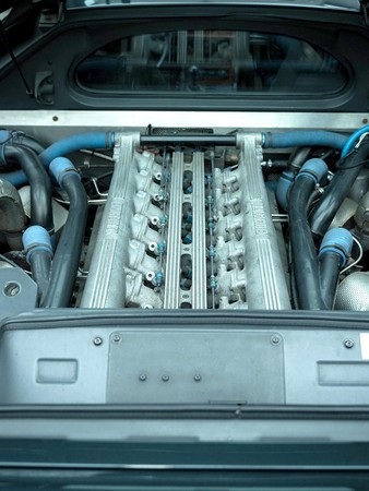 BUGATTI--3.5升 V12引擎帶有四個渦輪增壓器，並採用每缸五氣門的設計（三進兩出），其缸徑為81mm，衝程為56.6mm，因此是這也是一台高轉速取向的引擎。