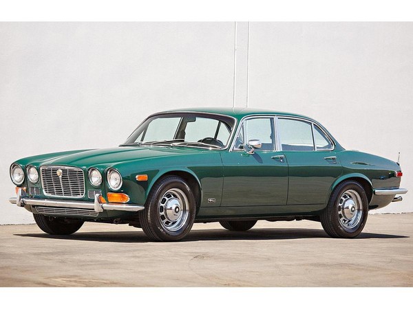 1972年JAGUAR推出了旗艦車型JAGUAR XJ12。