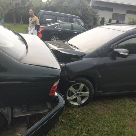 ▲一名新手駕駛在停車場練車，突然爆衝，撞上BMW車輛。（圖／翻攝臉書「爆怨公社」）