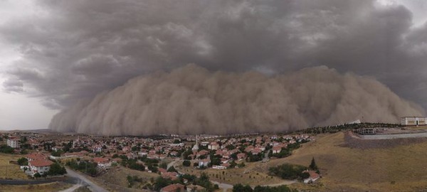 ▲▼巨大的沙塵暴襲擊安卡拉。（圖／翻攝自推特／Gökalp GÜL）