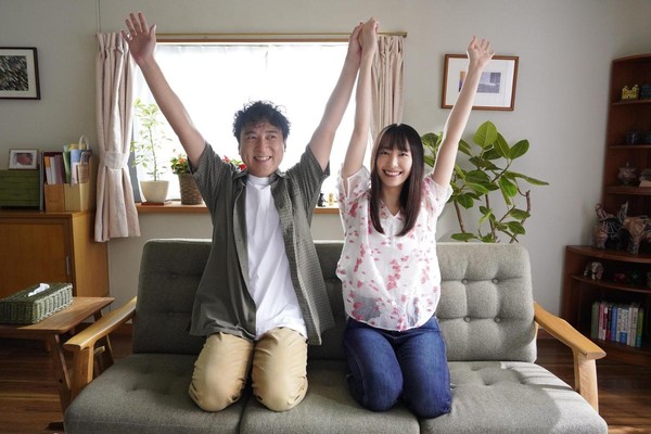 室剛（左）和新垣結衣在福田雄一執導的日劇《寵女青春白皮書》飾演夫妻。（翻攝自《寵女青春白皮書》推特）