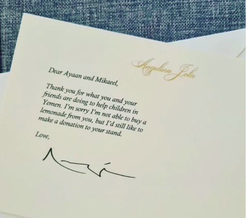安潔莉娜裘莉以親筆信函與捐款，響應2位英國小男孩援助葉門居民的義賣活動。（翻攝自Lemon Aid Boys官方Instagram）