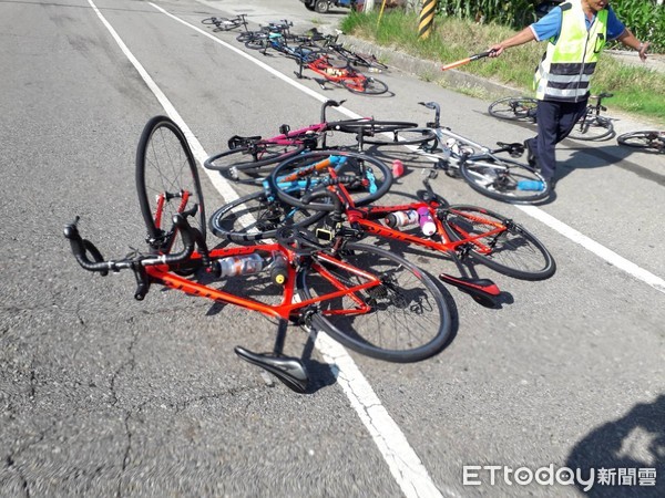 ▲▼意外現場自行車散佈一地，受傷的同學也坐在路邊等待救護車到來。（圖／記者黃孟珍翻攝）