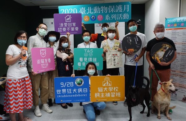 「熊爸」參與台北動物保護月活動記者會，「愛護這些毛孩需要我們大家一起努力！」（翻攝自熊爸訓練師王昱智犬類行為專家臉書）