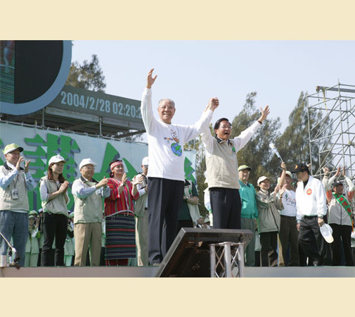 ▲▼李登輝2004年2月28日擔任「二二八百萬人手牽手護台灣」總召集人。（圖／總統府提供）