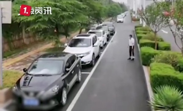 ▲清潔阿姨受不了，主動幫忙路人停車。（圖／翻攝自沸點視頻，下同）