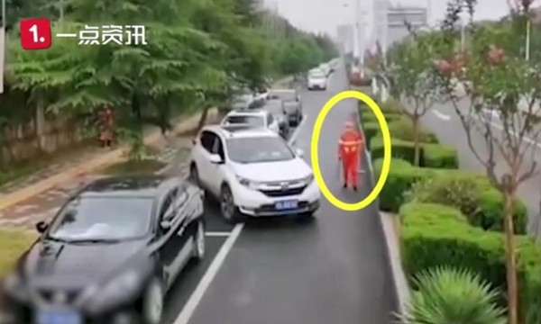 ▲清潔阿姨受不了，主動幫忙路人停車。（圖／翻攝自沸點視頻，下同）